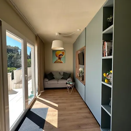 Toni's Lemon Apartment *
