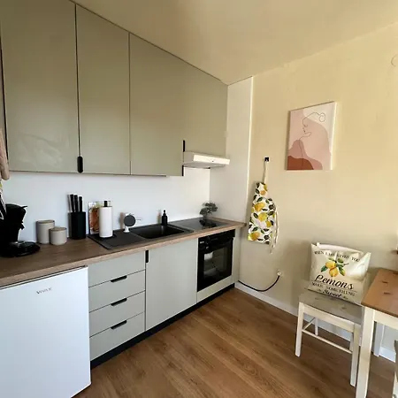 Toni's Lemon Apartment *